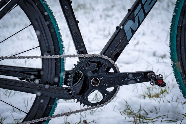 Massi Across Simony Spěšné