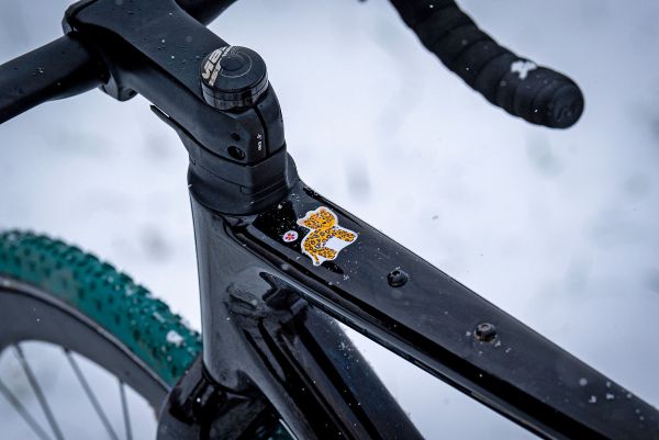 Massi Across Simony Spěšné