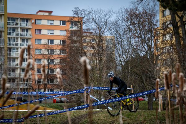MČR v cyklokrosu - Jičín 2024 - Pavla Havlíková najíždí okruh