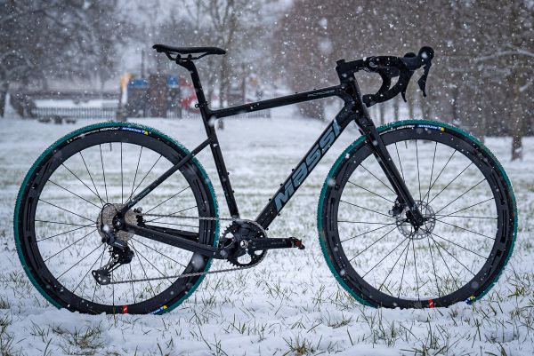 Massi Across Simony Spěšné