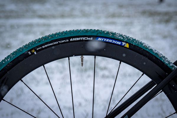 Massi Across Simony Spěšné