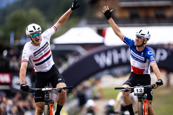 týmový double Cannondalu v závodě XCC