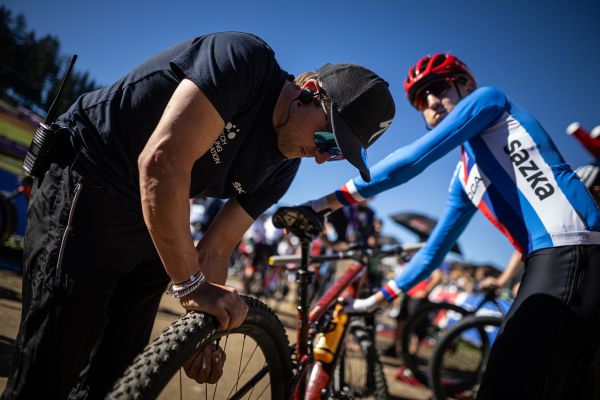 Mechanik Jirka Štěpáník ladí tlaky