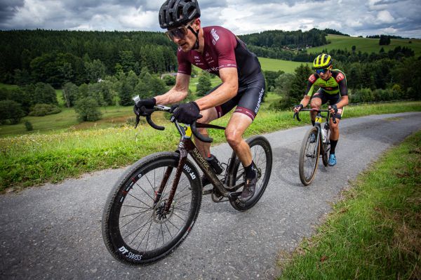 Hlinsko 2025 - Filip Adel po defektu dojíždí čelní skupinu