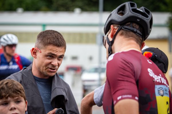 Hlinsko 2025 - Filip Adel měl po trati silný tým - pomáhal i jeho brácha Pavel