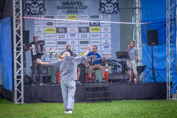 Hlinsko 2025 - kapelka v dešti hraje pro místního opilce