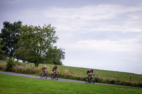 Hlinsko 2025 - po dvou třetinách závodu se utrhla trojice Adel, Neradil a Ježek