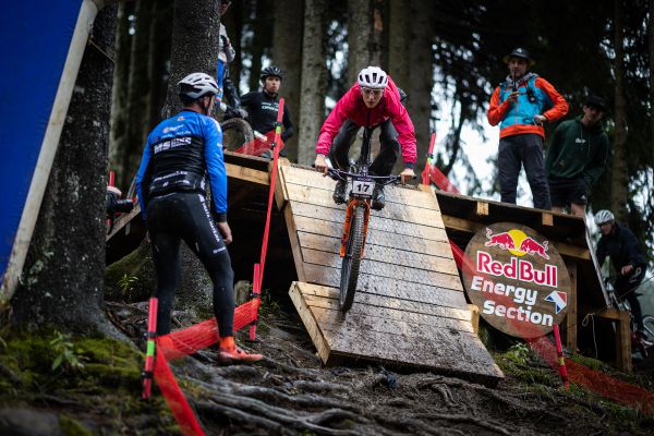 Mezi tátovi rukavice...