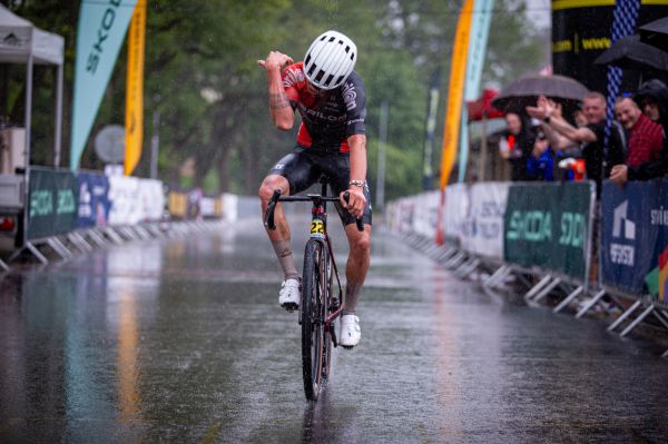 Hlinsko 2025 - Véna Ježek zkoumá následky slidování